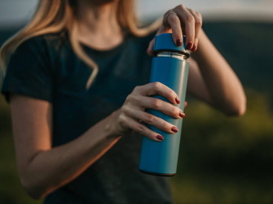 マイボトルのフタをあける女性