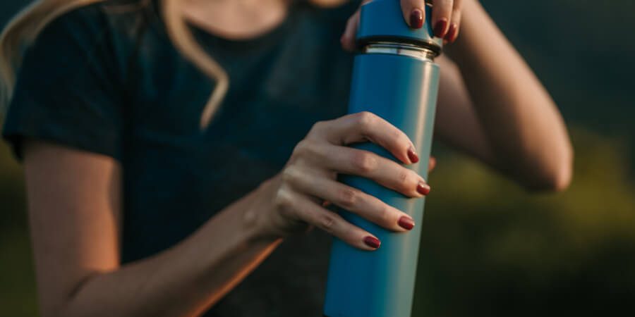マイボトルのフタをあける女性